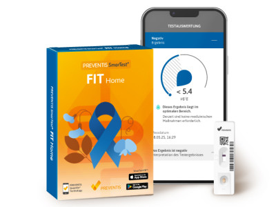 Verpackung des Selbsttests SmarTest FIT Home zur Darmkrebsvorsorge; daneben ein Smartphone mit dem Testergebnis auf dem Bildschirm und eine Schnelltestkassette.